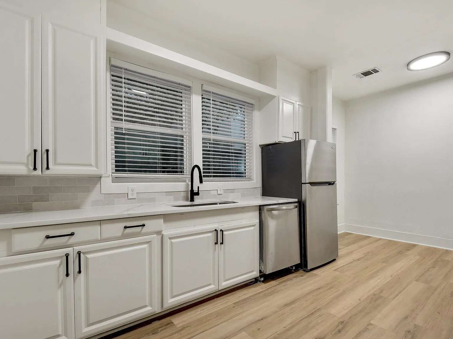 5 bed, 1834 sqft, $9,300 — Photo 2