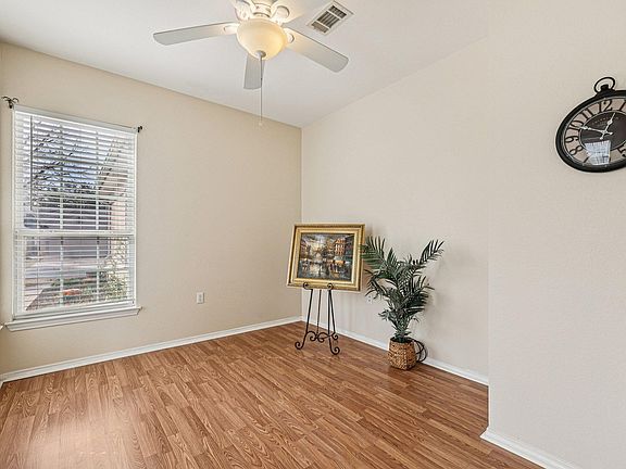 4th image of 323 Crockett Loop