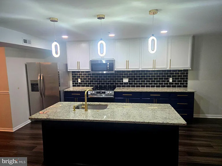 905 Woodbridge Ct #F — Photo 2