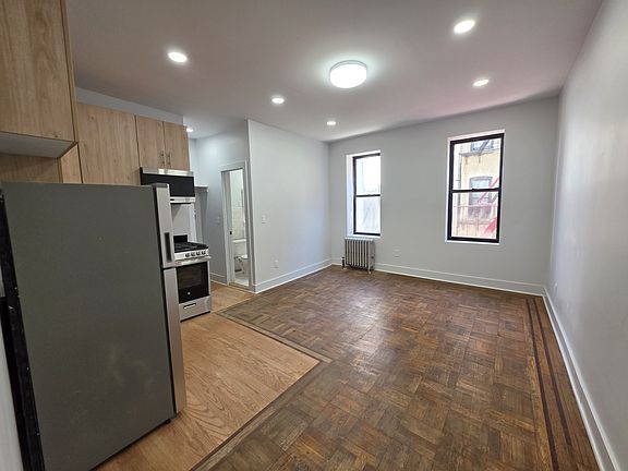 5th image of 495 Washington Ave #2L