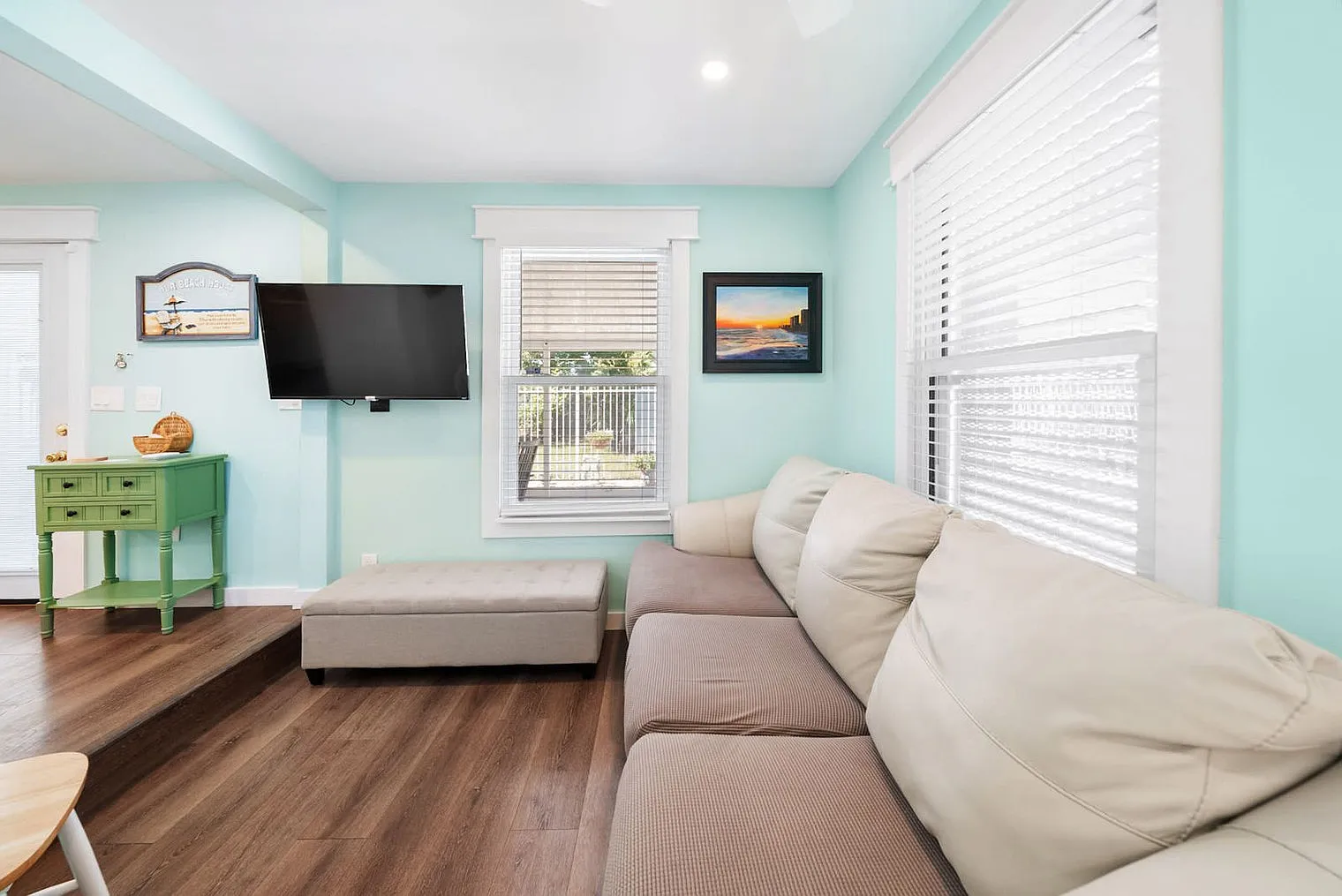 2 bed, 2.0 bath, 990 sqft, $4,190 — Photo 2