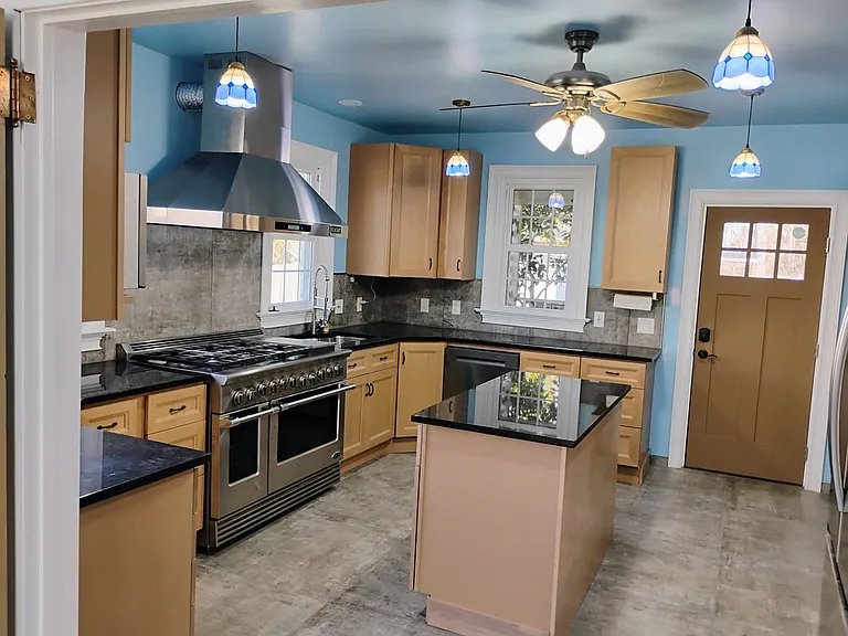 Brand new deluxe kitchen.