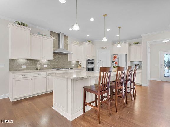 3rd image of 574 Canterbury Court