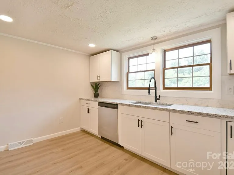 80 Sumner Ave NW — Photo 13