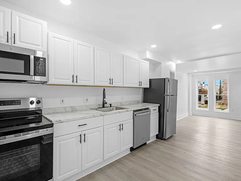 2213 E Madison St — Photo 1