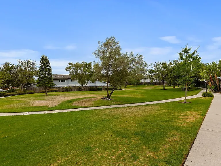 449 Cannon Green Dr #B — Photo 14