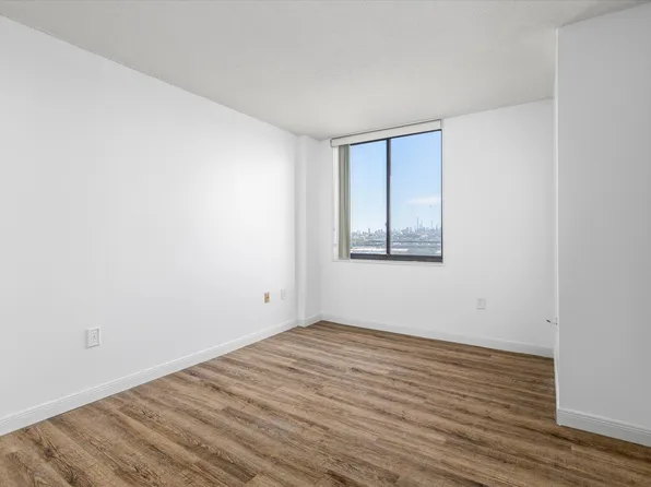 1705 Harmon Cove Tower image 30 of 49