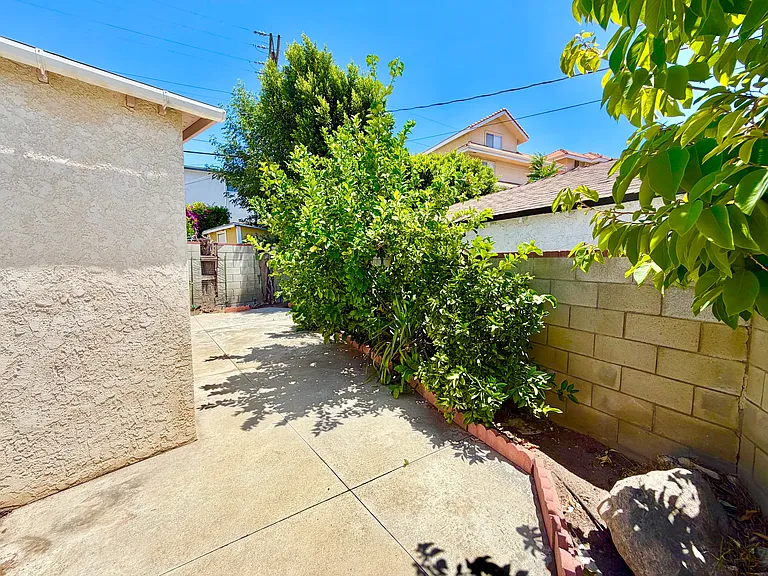 3774 La Crescenta Ave — Photo 34