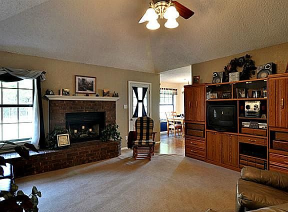 3rd image of 312 Oakwood Cir
