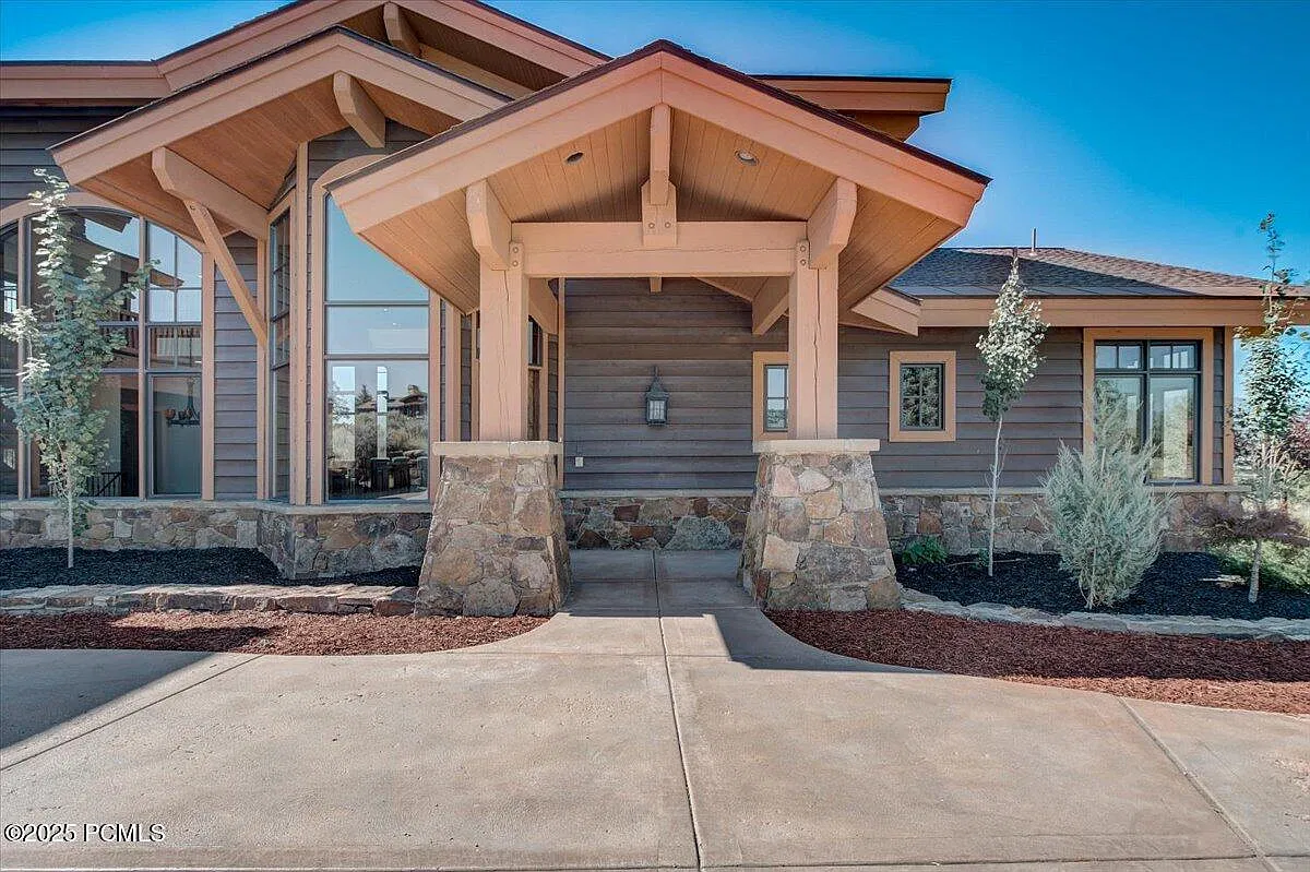 5 bed, 5.0 bath, 7000 sqft, $12,000 — Photo 2