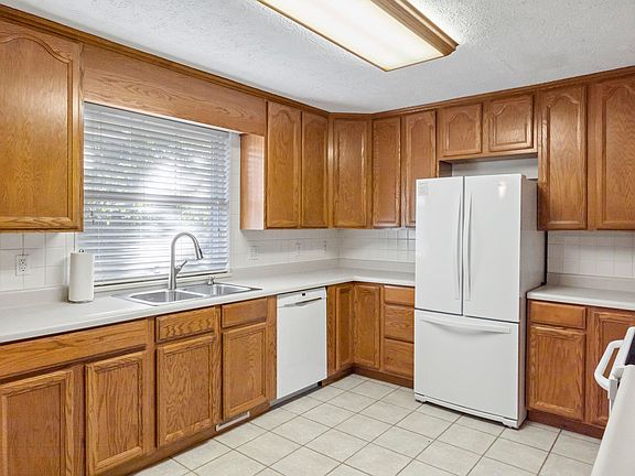 4th image of 3504 N Royal Oak Dr