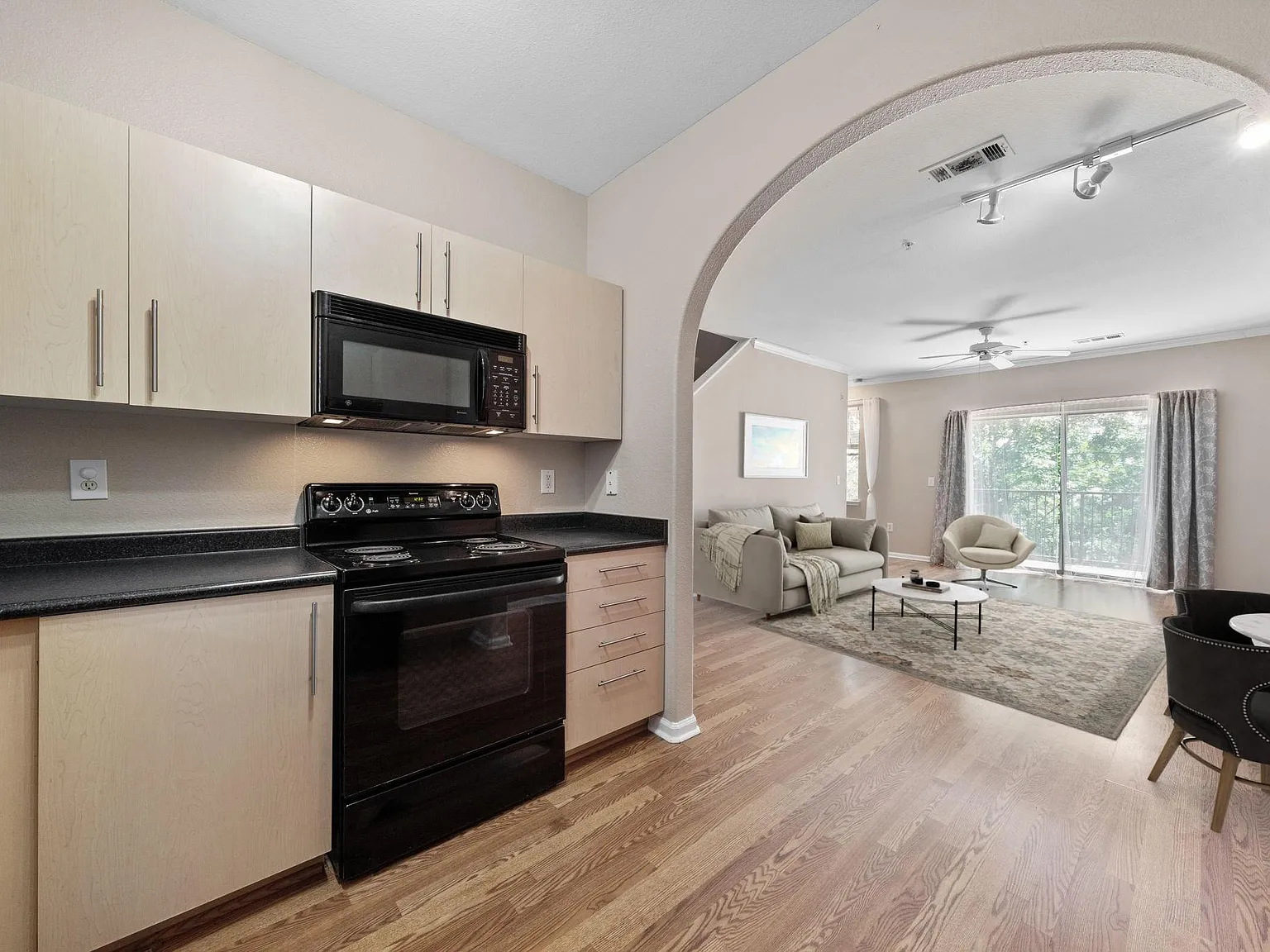 2 bed, 1.5 bath, 1045 sqft, $1,550 — Photo 4