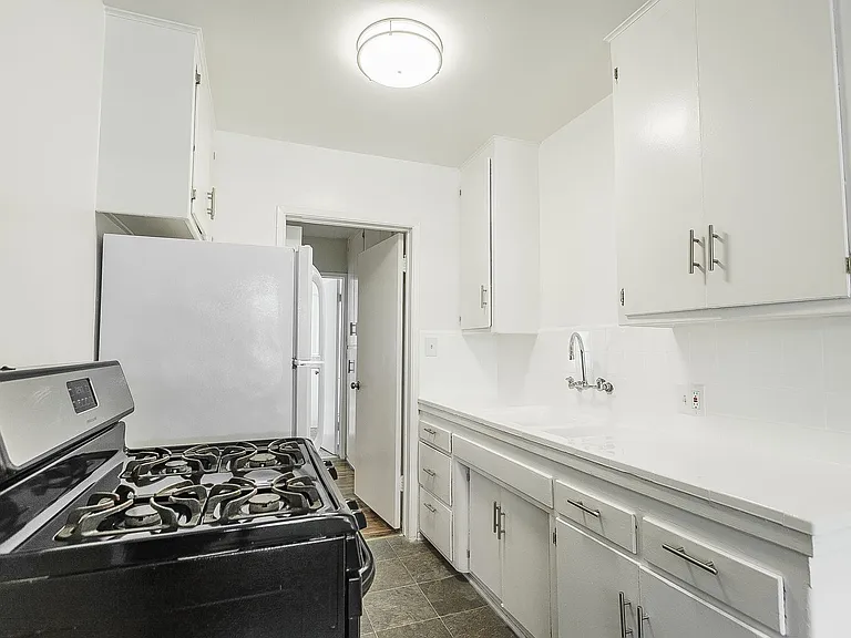 652 Veteran Ave — Photo 94