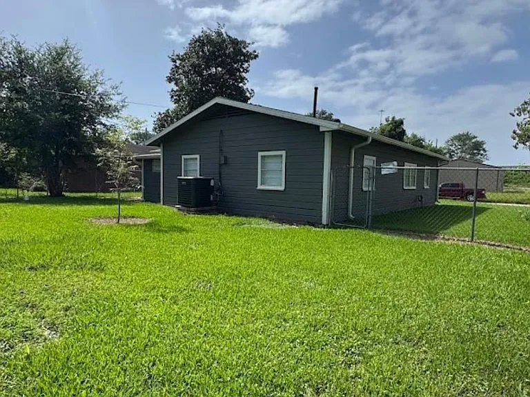 1819 Lincoln Dr — Photo 4