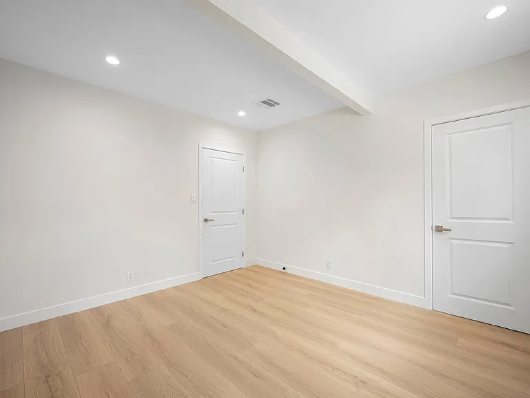 2519 Manhattan Ave — Photo 12