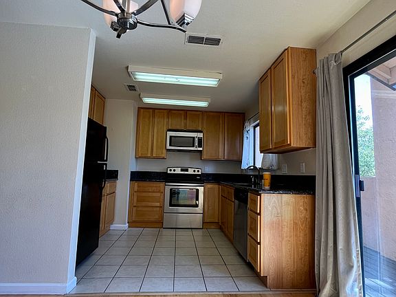 4th image of 2216 Renwick Ln
