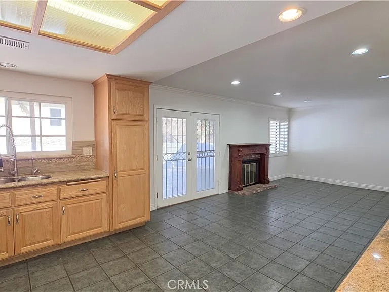 335 Eola Dr — Photo 9