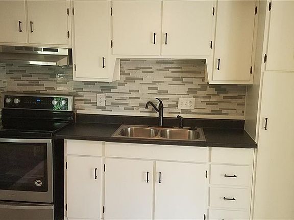 3rd image of 3556 Hermosa Dr