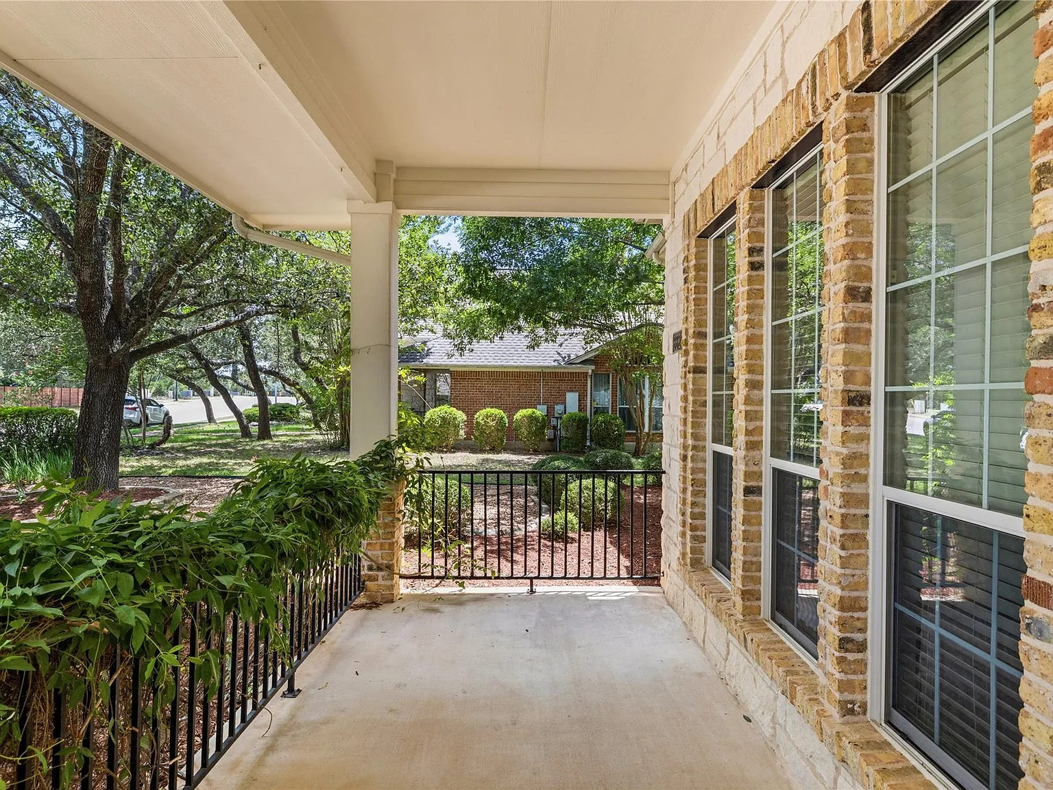 4 bed, 3.5 bath, 4265 sqft, $5,500 — Photo 2