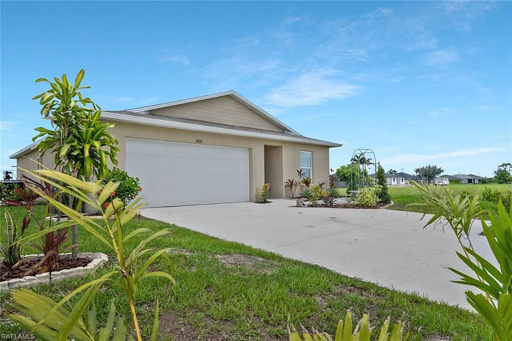 3 bed, 2.0 bath, 1246 sqft, $1,900 — Photo 1