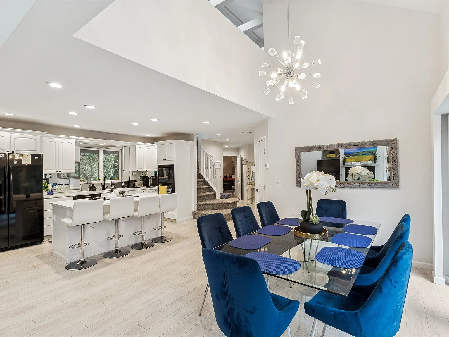 4 Bedroom plus Loft located in East Hampton Village Fringe — Photo 4