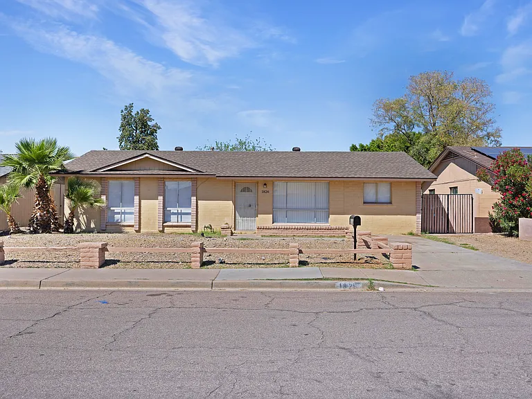 1826 W Behrend Dr — Photo 2