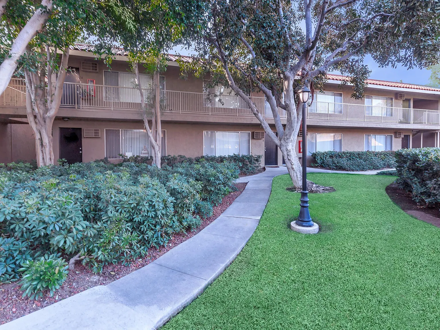 Camino Pueblo and El Rancho Apartment Homes — Photo 2