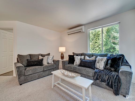 Living Room>