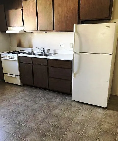 1004 Howard St — Photo 3