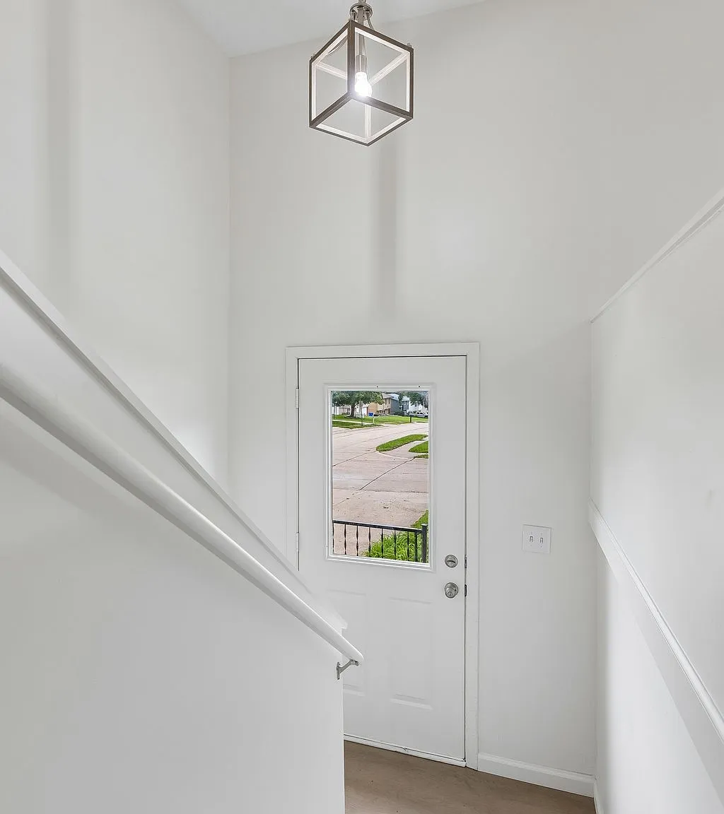 3 bed, 2.5 bath, 2221 sqft, $2,395 — Photo 3