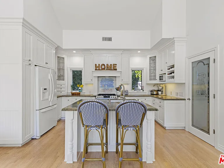 6671 Dume Dr — Photo 46