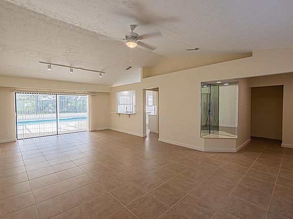 4th image of 934 SE Atlantus Ave