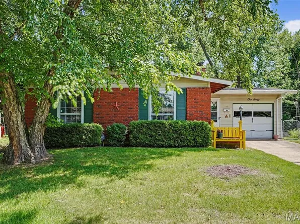 160 Humes Ln, Florissant, MO 63031