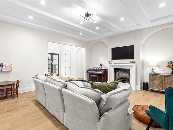 5th image of 79 Hunters Way