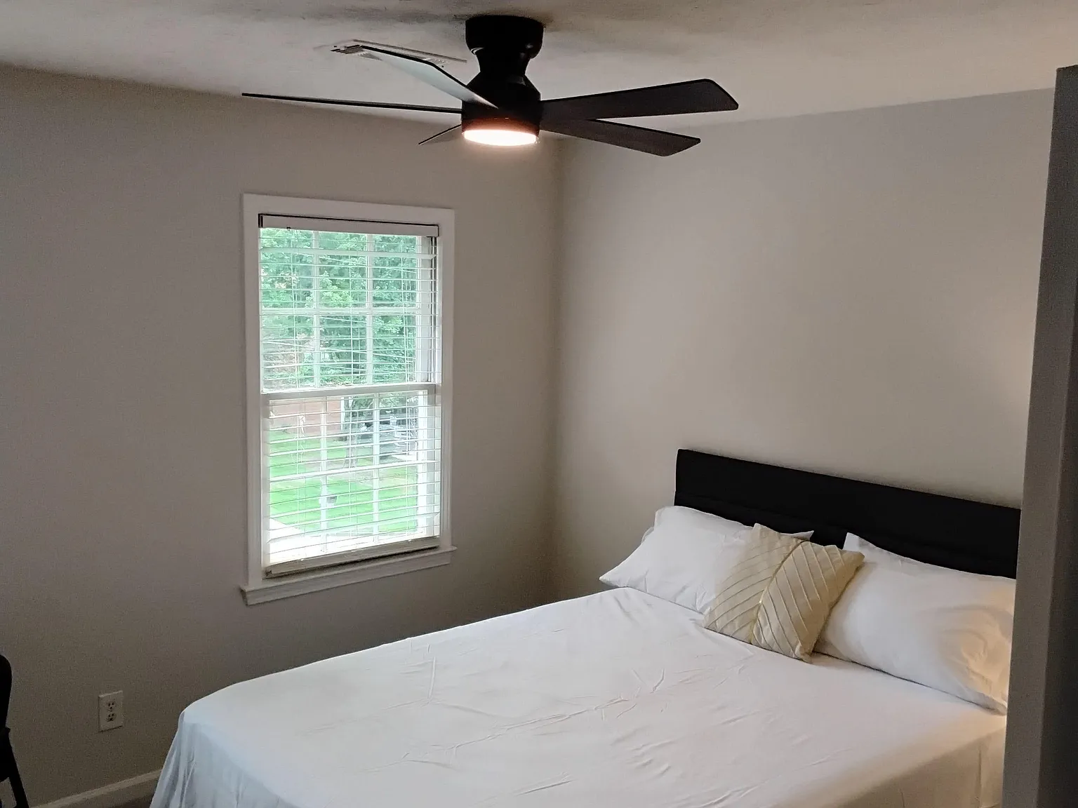 4 bed, 6.0 bath, 2200 sqft, $923 — Photo 2