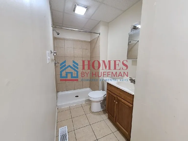 1319 Oakley St — Photo 11