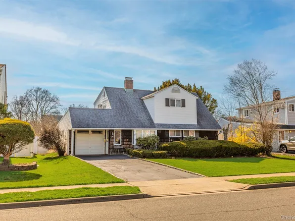 34 Link Lane, Hicksville, NY 11801