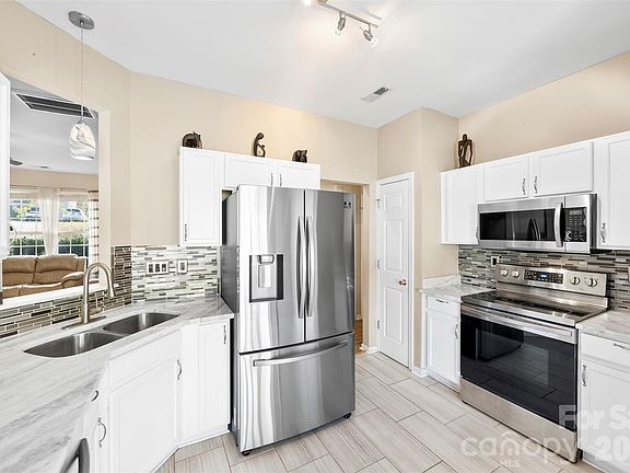 2nd image of 624 Cliffs Inn Cir