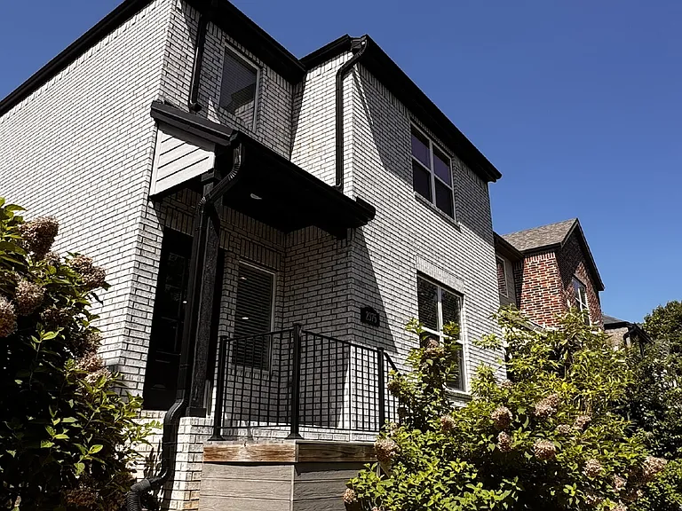 2375 Amherst Aly — Photo 3