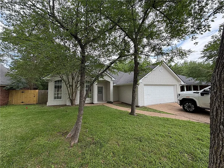 1208 Bayou Woods Dr — Photo 3