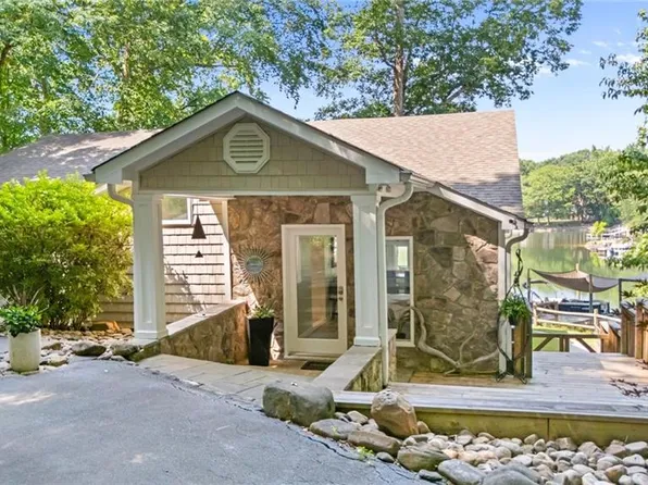208 Island View Rd, Mount Holly, NC 28120