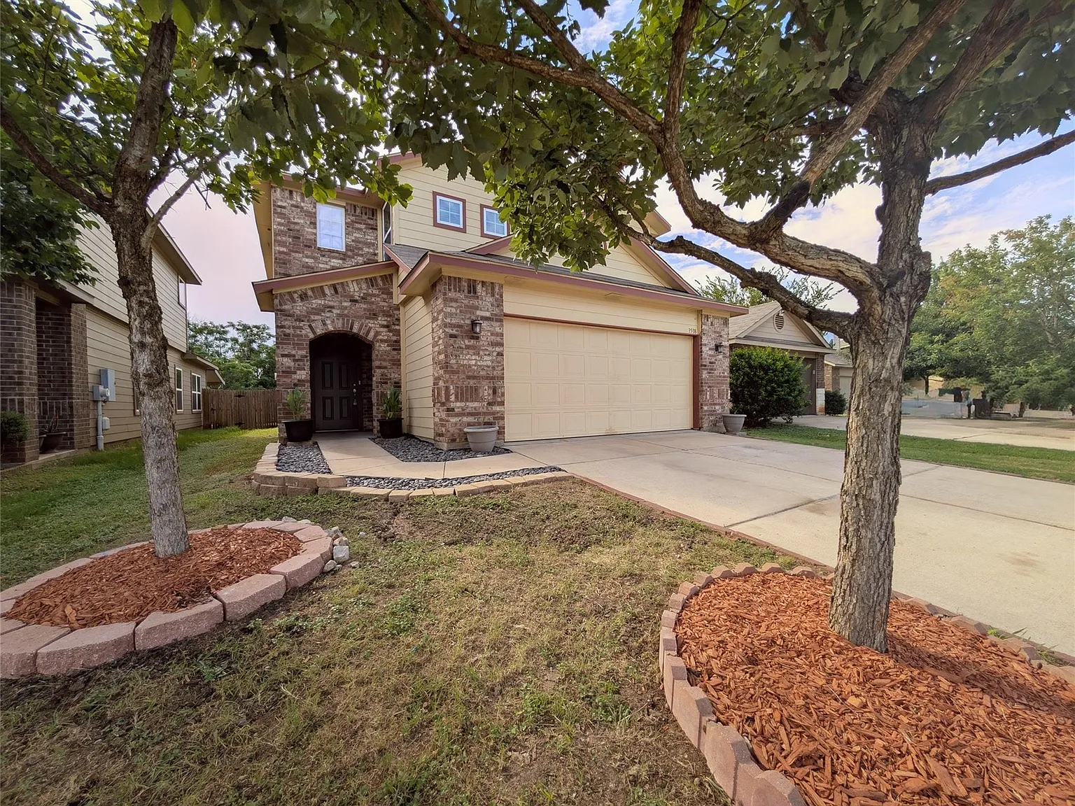 5 bed, 2.5 bath, 2189 sqft, $2,495 — Photo 3