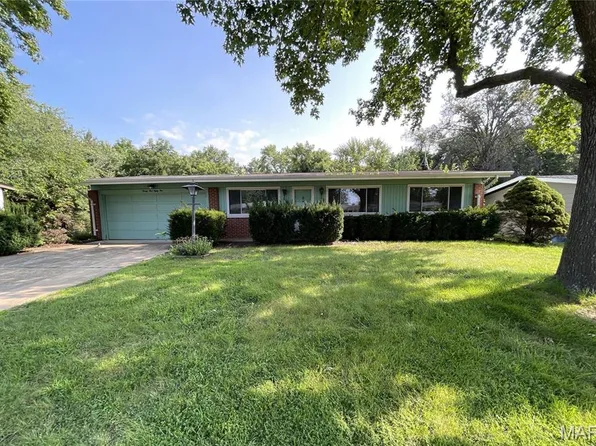 2385 Palomino Ln, Florissant, MO 63033