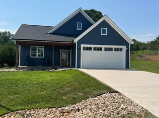 1054 Barrow Hills Dr, Huddleston, VA 24104