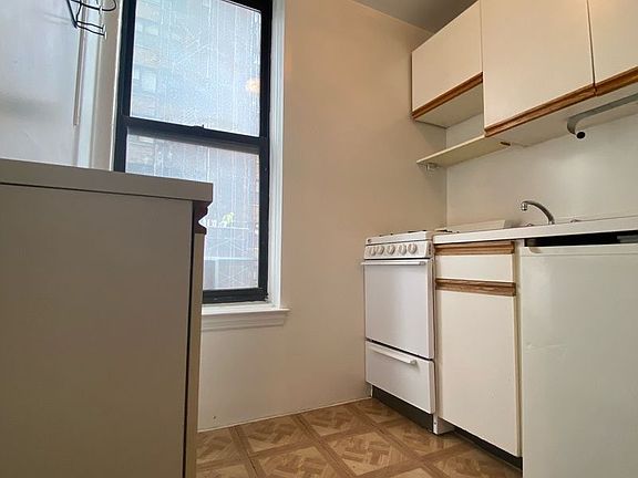 3rd image of 346 E 63rd St APT 2D