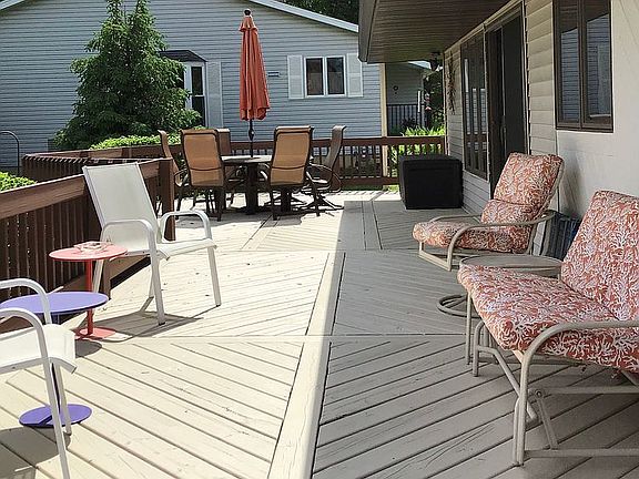 Huge deck that wraps around 