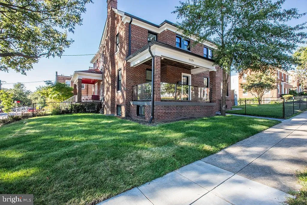 1125 Urell Pl NE photo 1