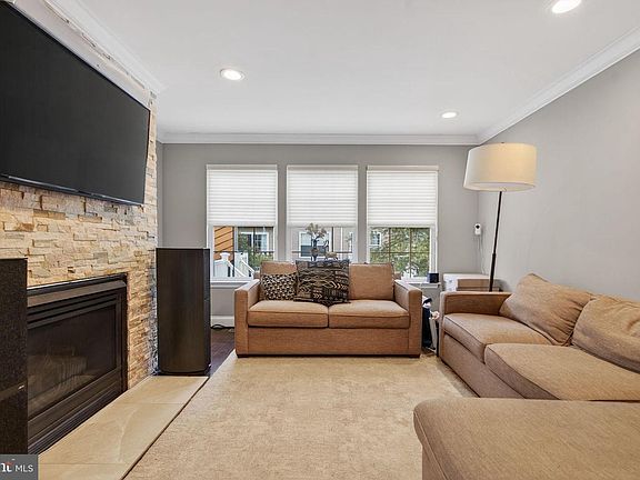 5th image of 10 Stratford Ct