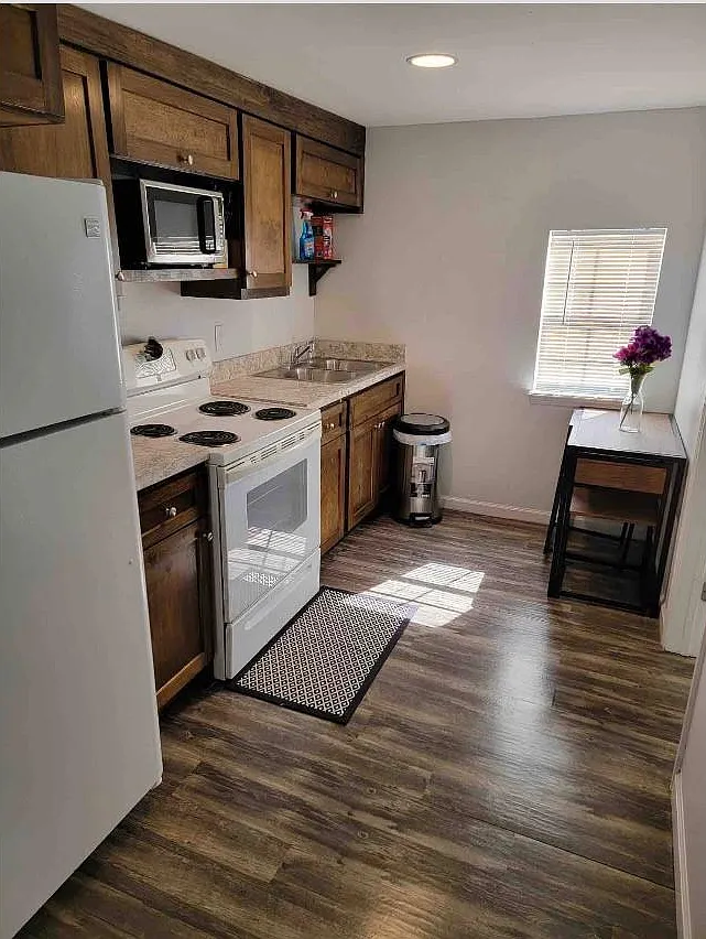 1 bed, 1.0 bath, 450 sqft, $800 — Photo 2