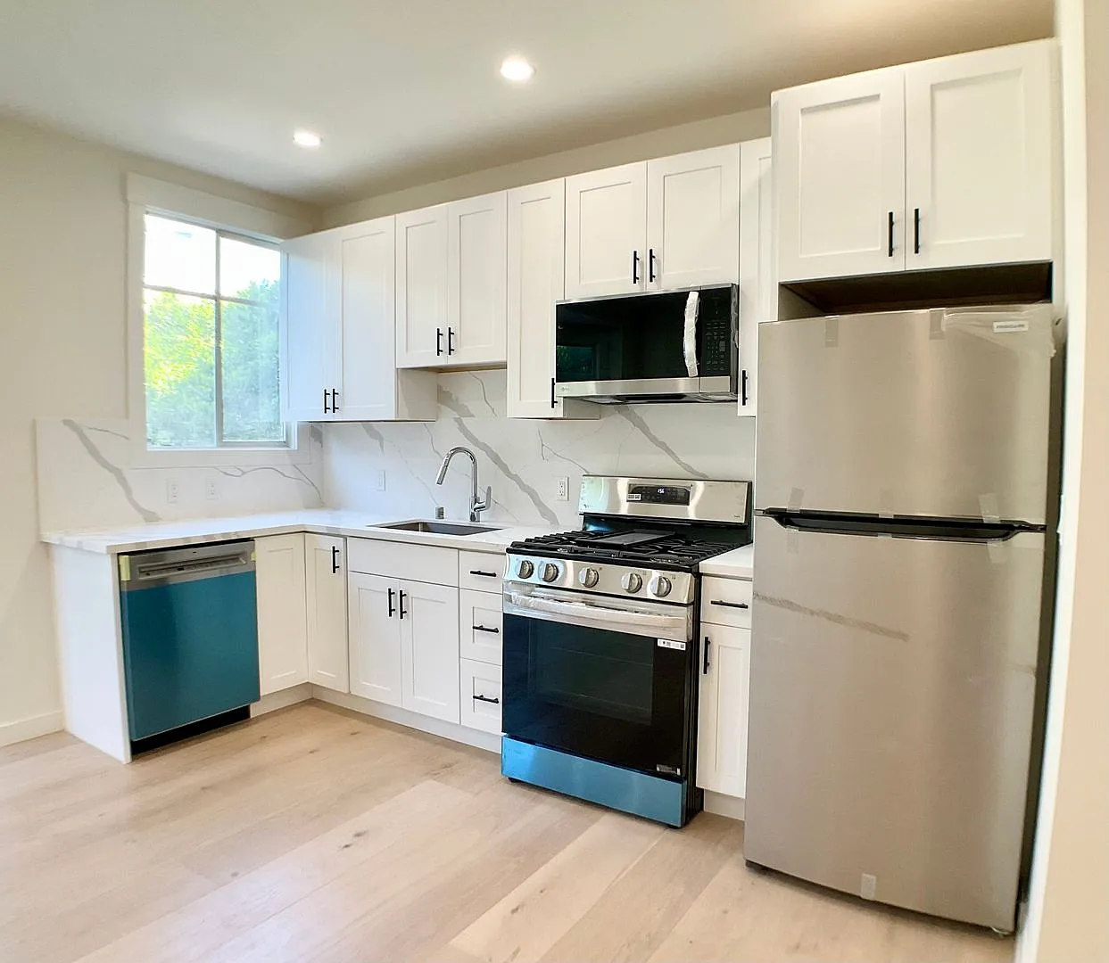 Remodeled 1/1. In-Unit W/D! Dishwasher! Roof Deck! Bay Windows! — Photo 3